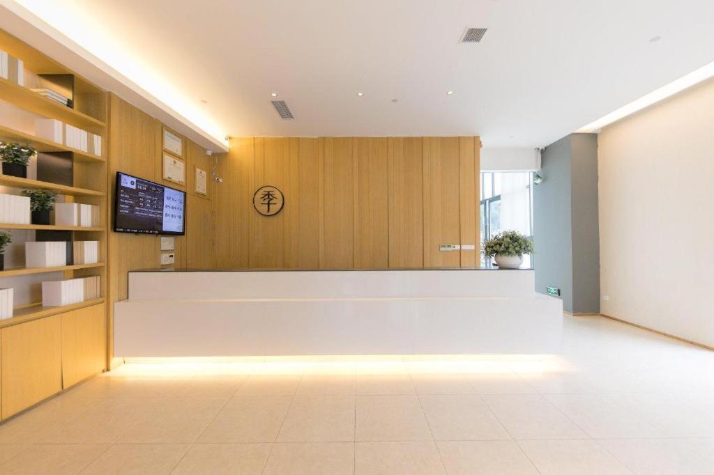 Hotel Ji Xujiahui Yishan Road 4*